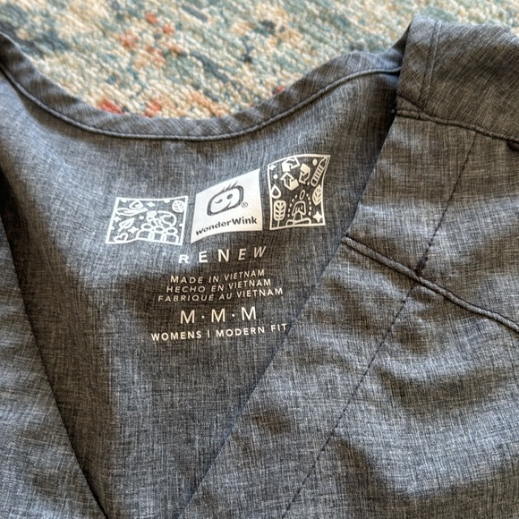 wonderwink renew womens modern fit grey heather scrub top - Picture 2 of 3